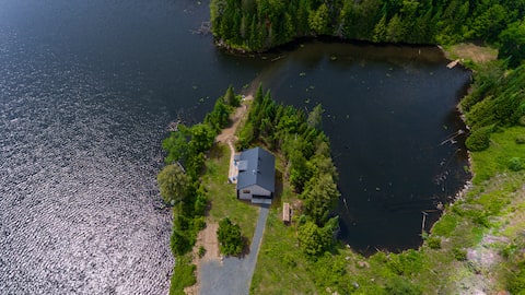 Luxurious Chalet Aube - Waterfront, Spa, Fireplace