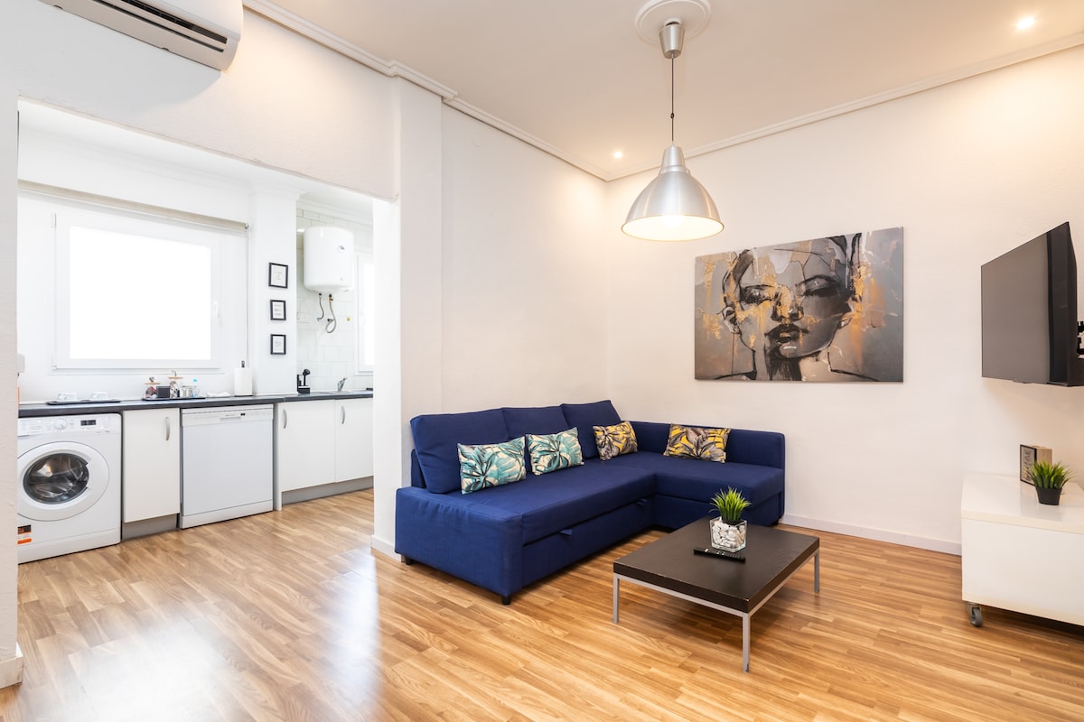 Top Airbnb: Mestalla River Apartment: Valencia Central in El Pla Del Real