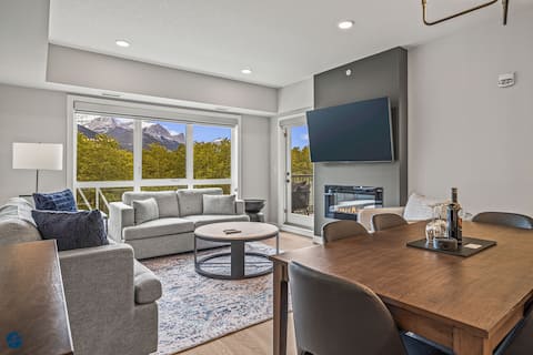 Popular Airbnb listing: The PEAKaboo View - 2Bd/2Bath Top Floor in Bighorn No. 8