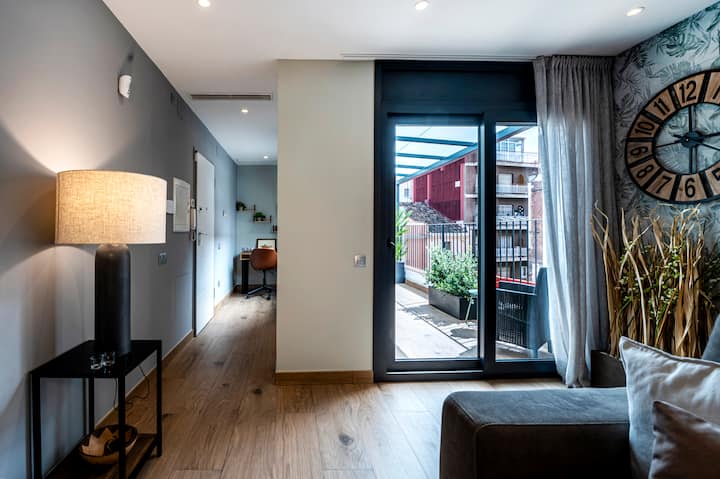 NIŽŠIE POSCHODIE: OBÝVACIA IZBA S PRIAMYM PRÍSTUPOM NA 1. TERASU