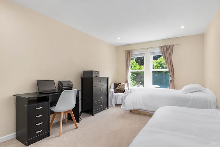 Dos camas individuales, cada una con una cama nido extraíble individual, para hacer cuatro camas individuales en esta habitación