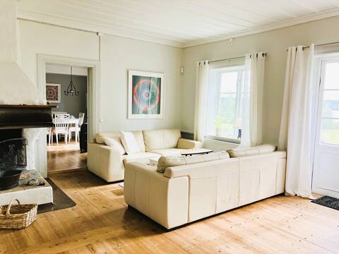 Top Airbnb: Liljendal Green - Unique Setting - Room for Many. in Örebro