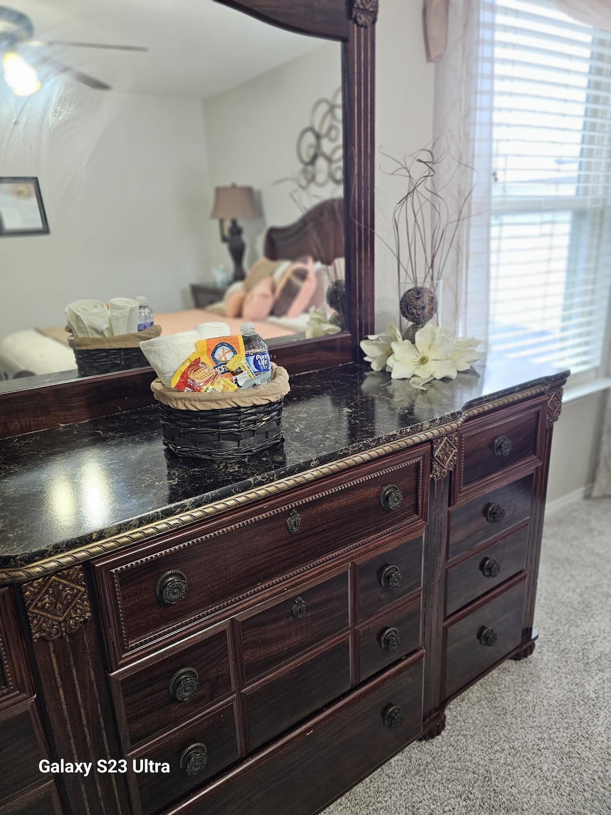 Esta habitación tiene una cómoda y un cofre, por lo que es ideal para parejas,  pero un espacio tranquilo para un profesional que trabaja. 