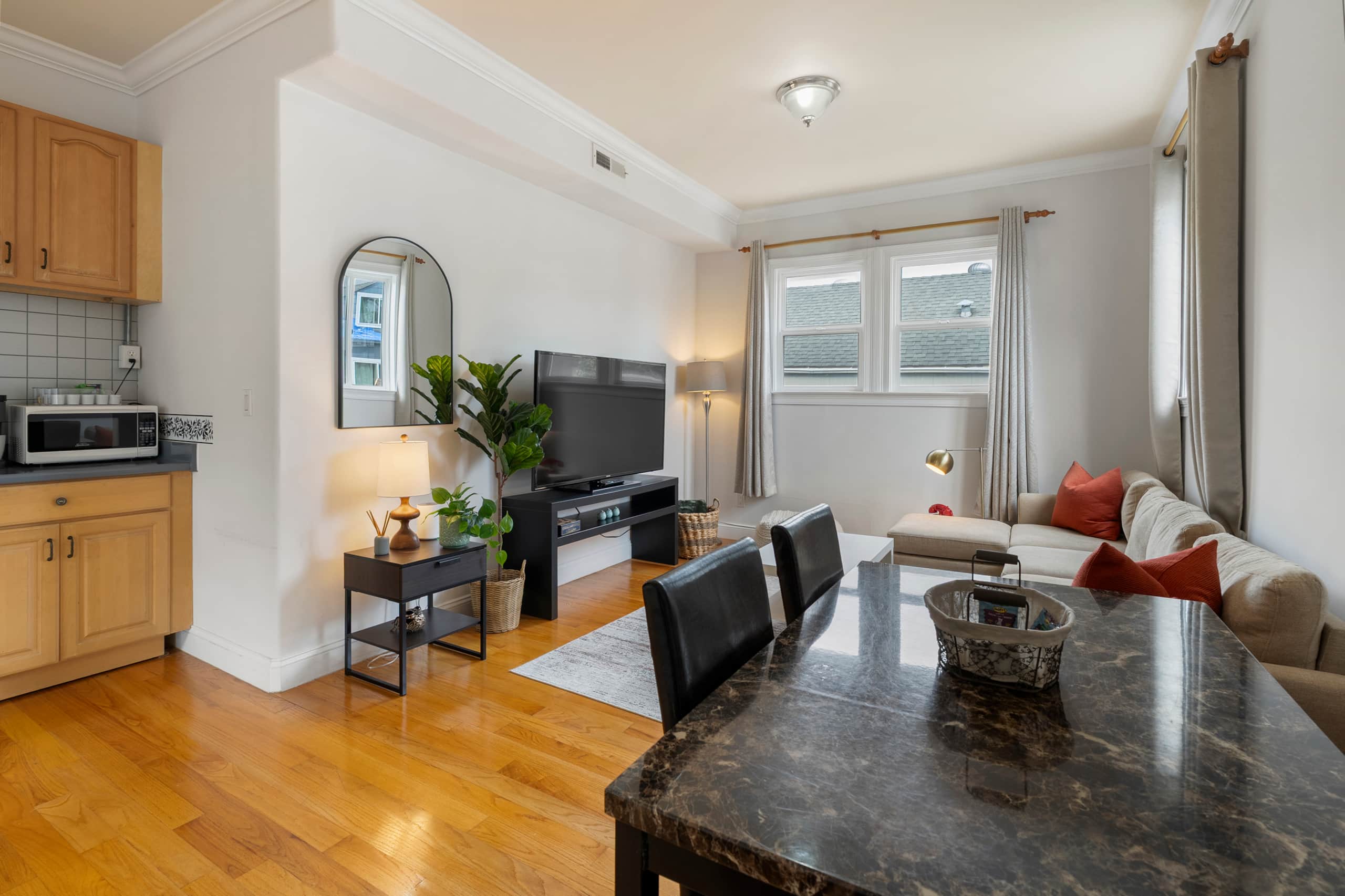 Home in San Francisco · ★4.89 · 2 bedrooms · 2 beds · 1 bath - Image 8