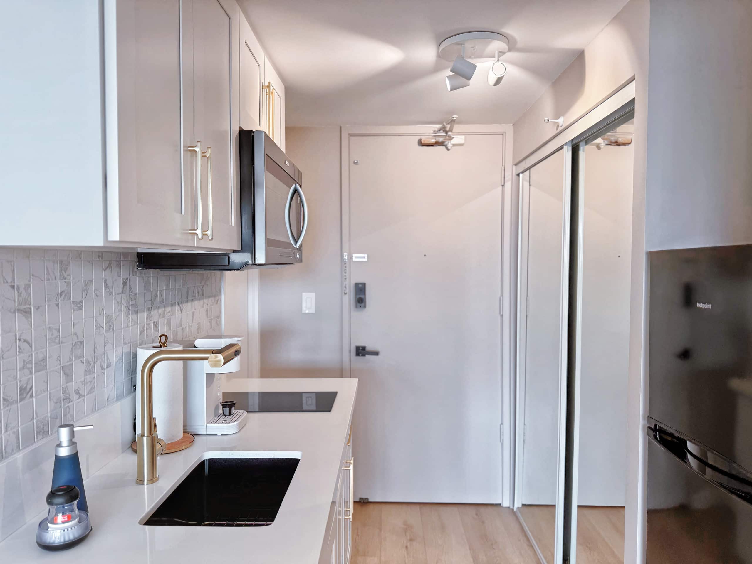 28F-Upscale Chic Studio-Waikiki-Ocean&Canal View - Image 23