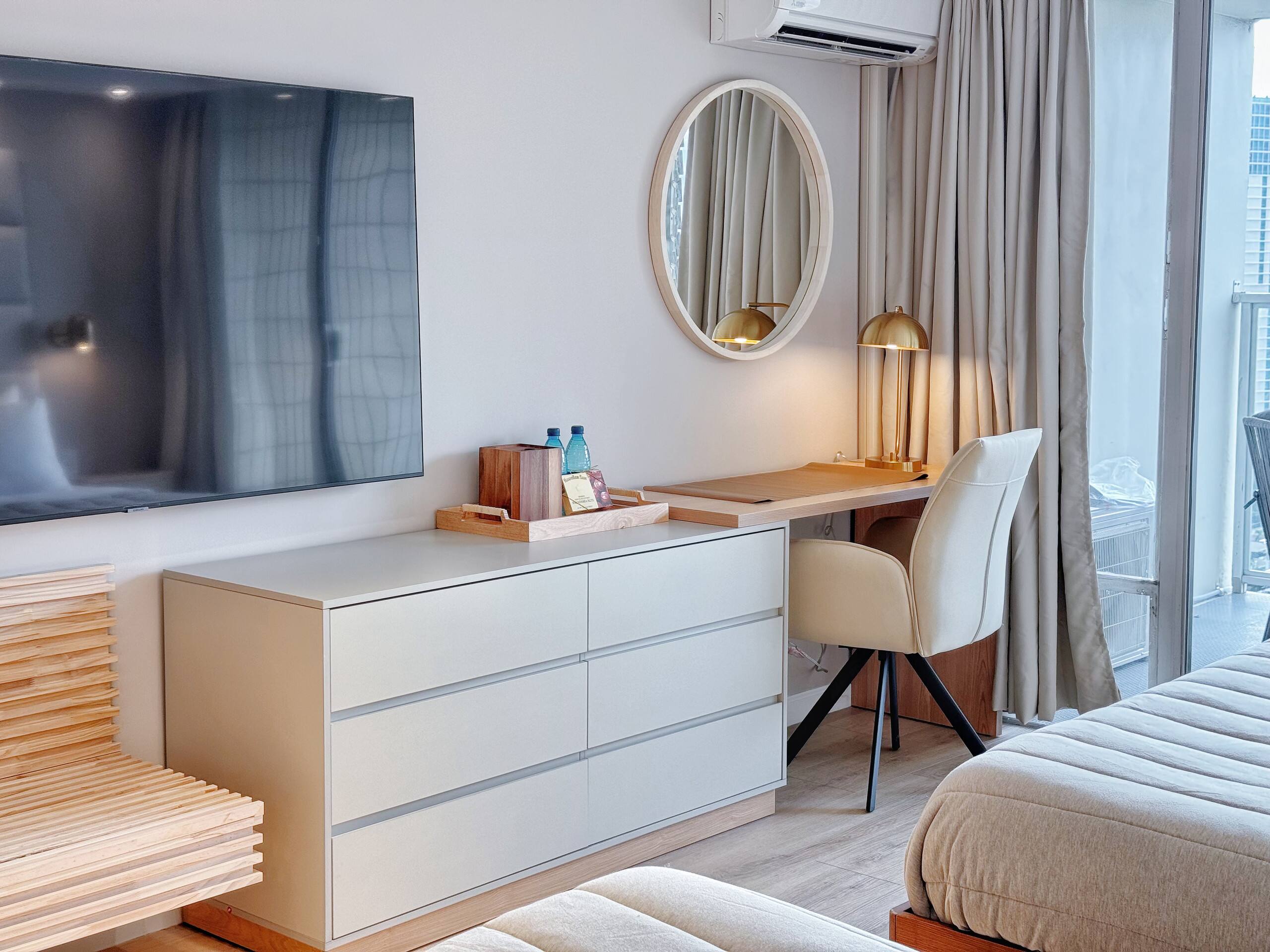 28F-Upscale Chic Studio-Waikiki-Ocean&Canal View - Image 4