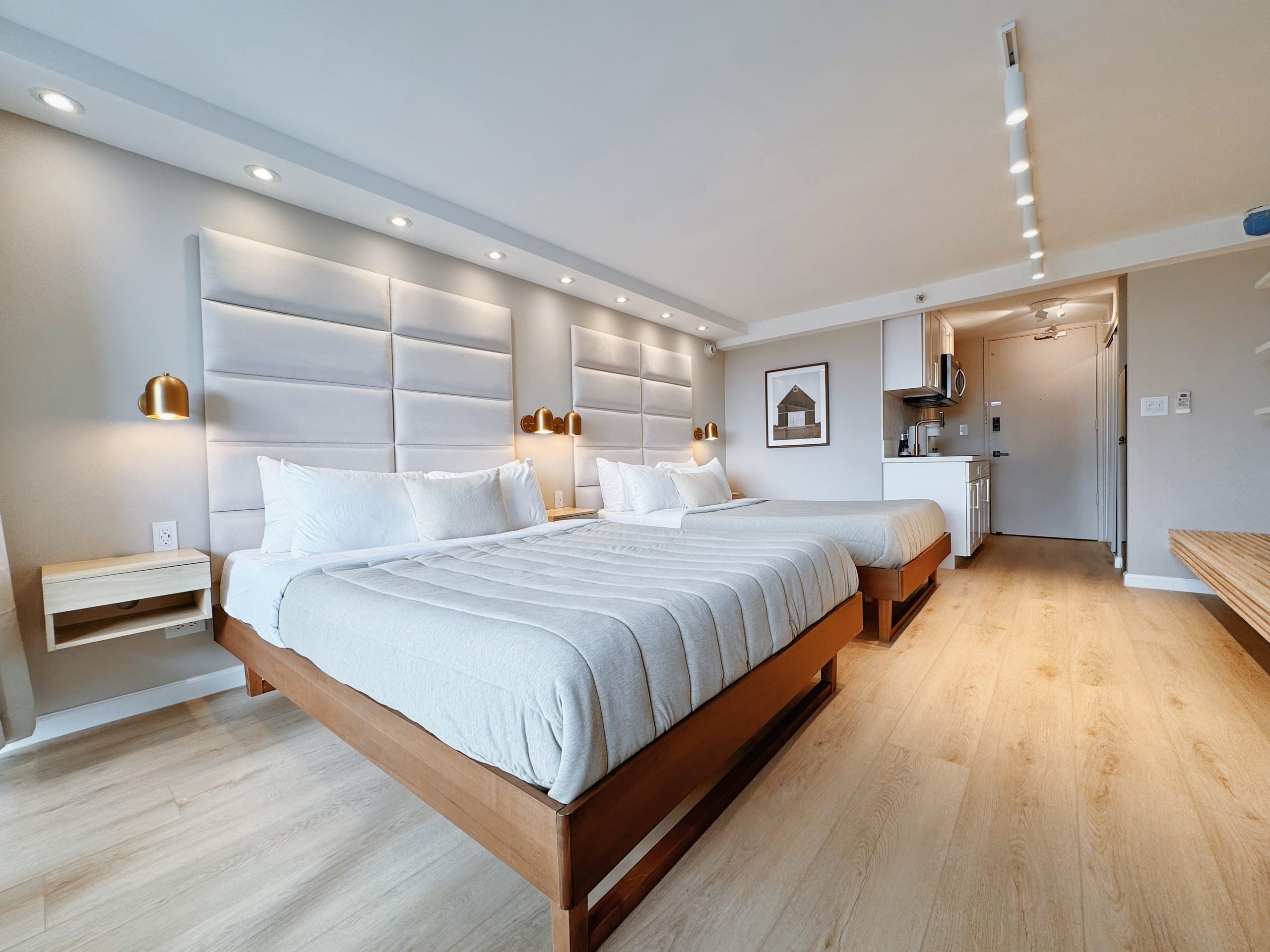 28F-Upscale Chic Studio-Waikiki-Ocean&Canal View - Image 7
