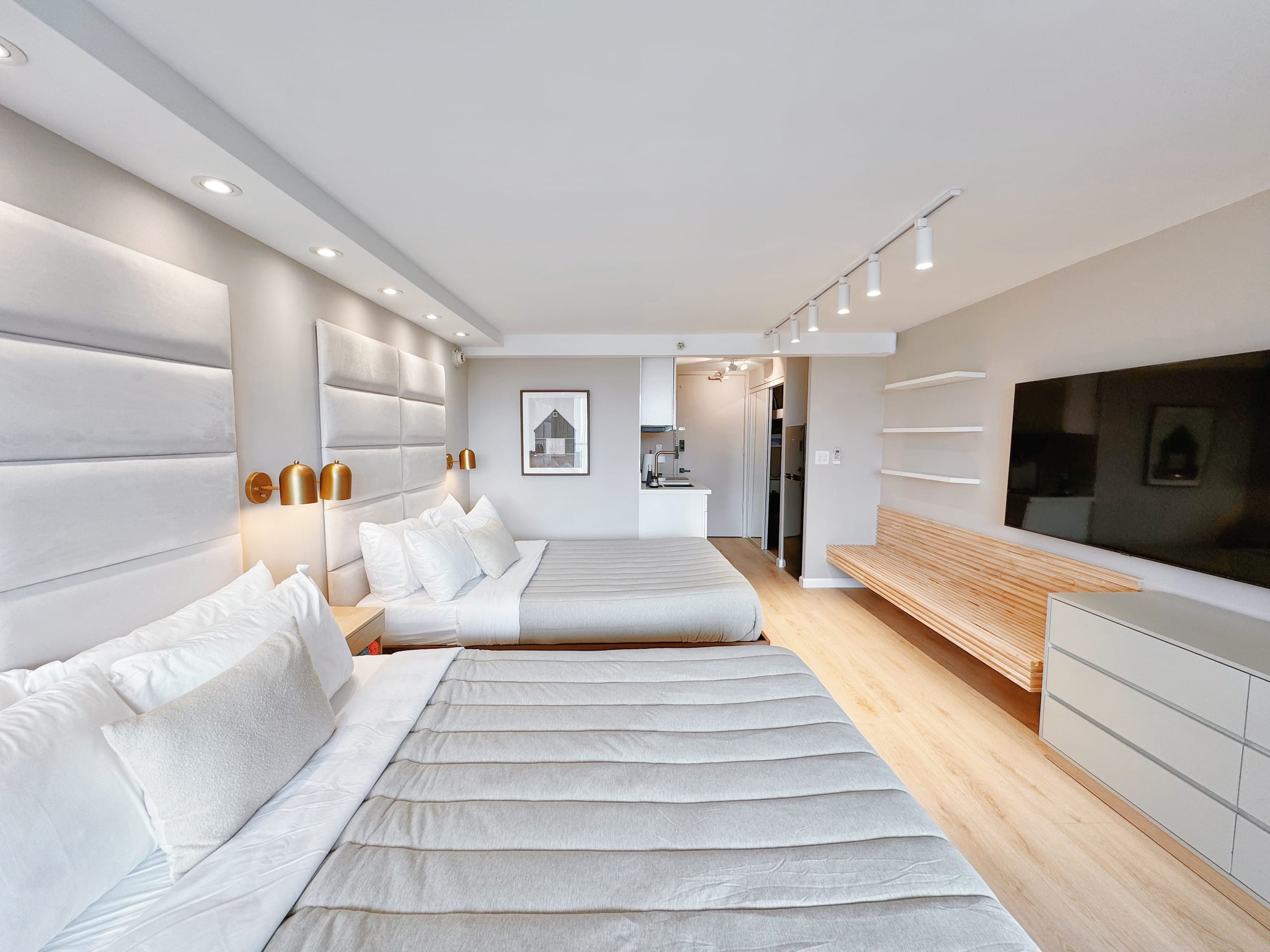 28F-Upscale Chic Studio-Waikiki-Ocean&Canal View - Image 3