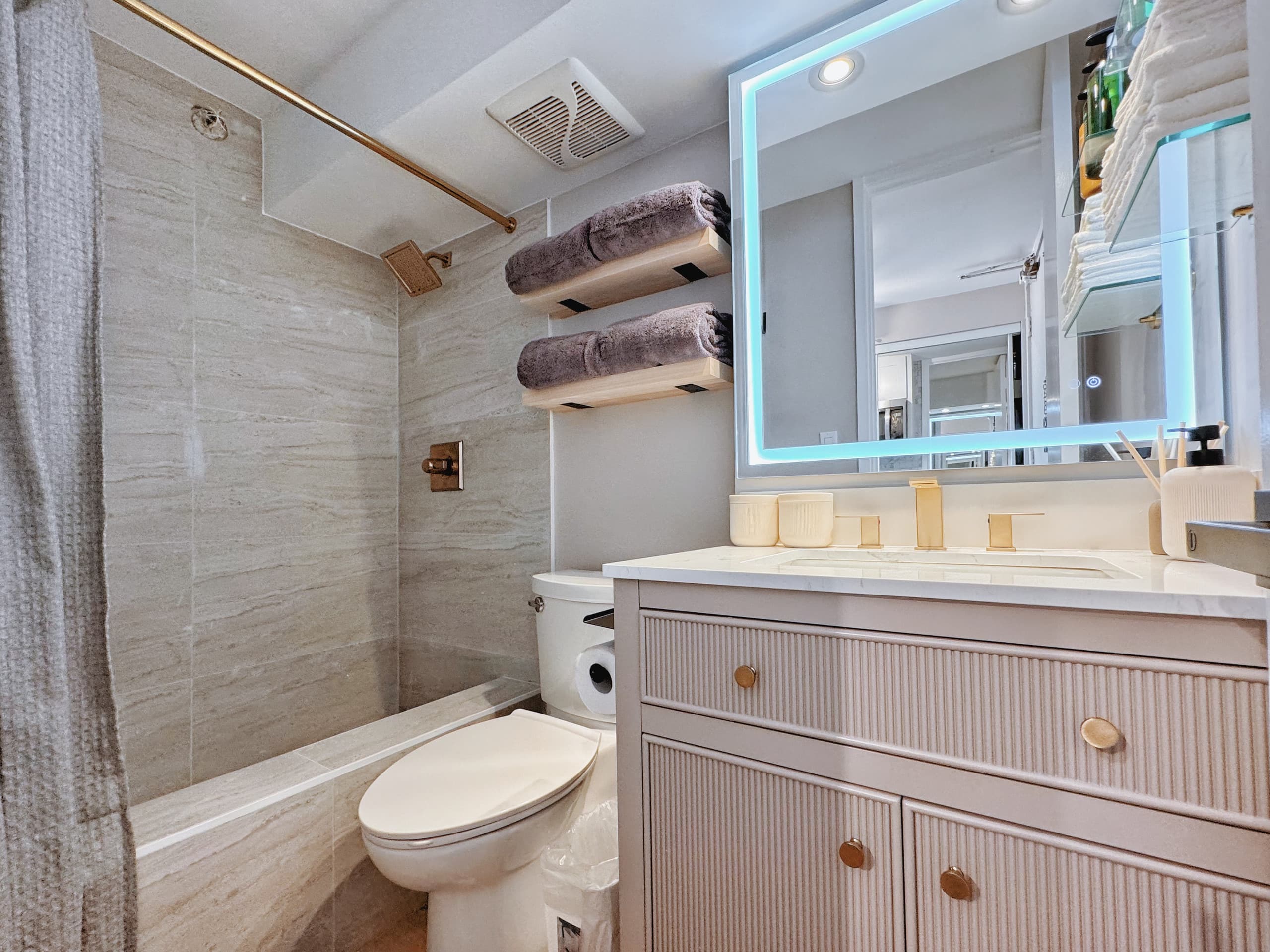 28F-Upscale Chic Studio-Waikiki-Ocean&Canal View - Image 25