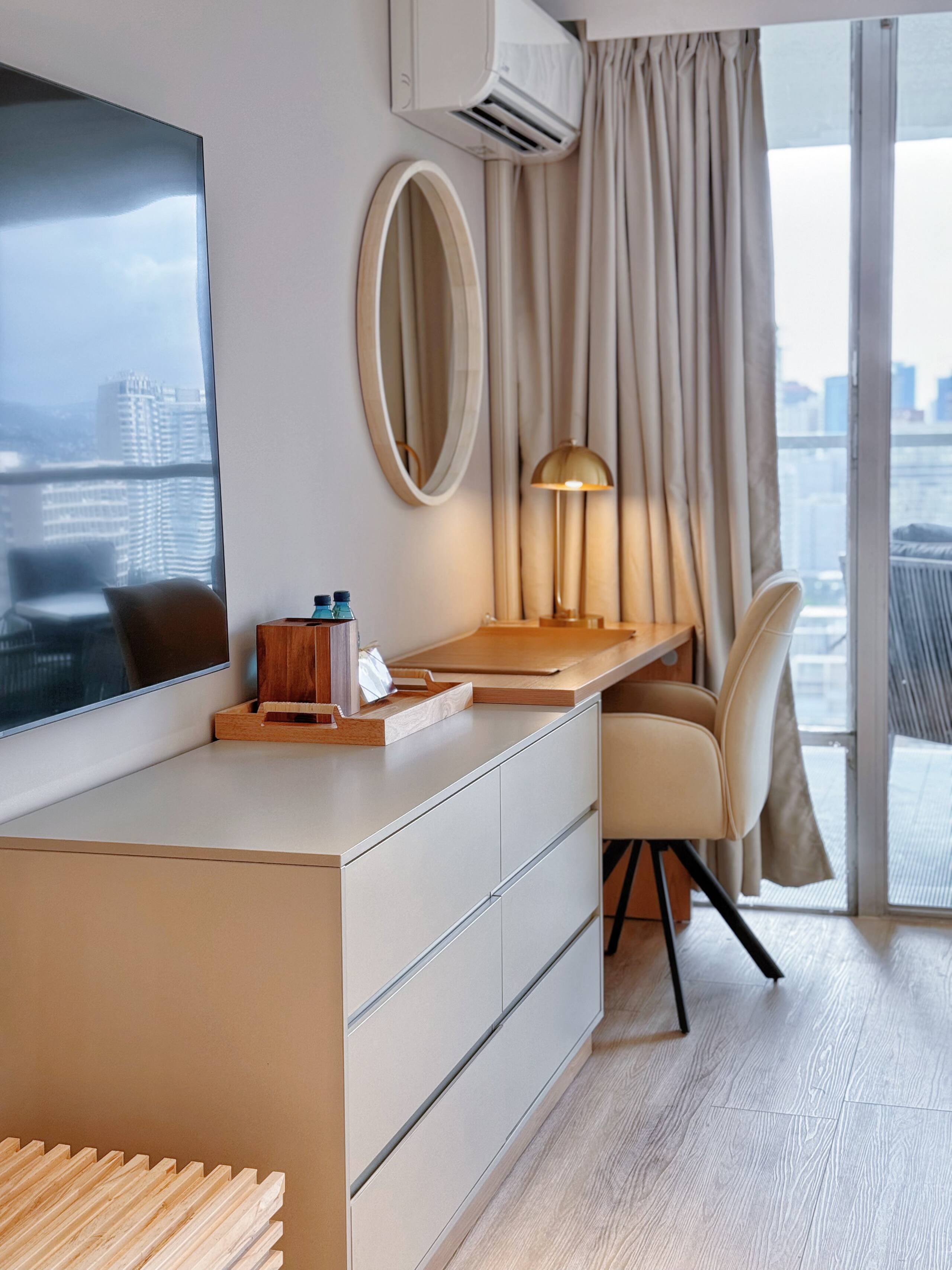 28F-Upscale Chic Studio-Waikiki-Ocean&Canal View - Image 12