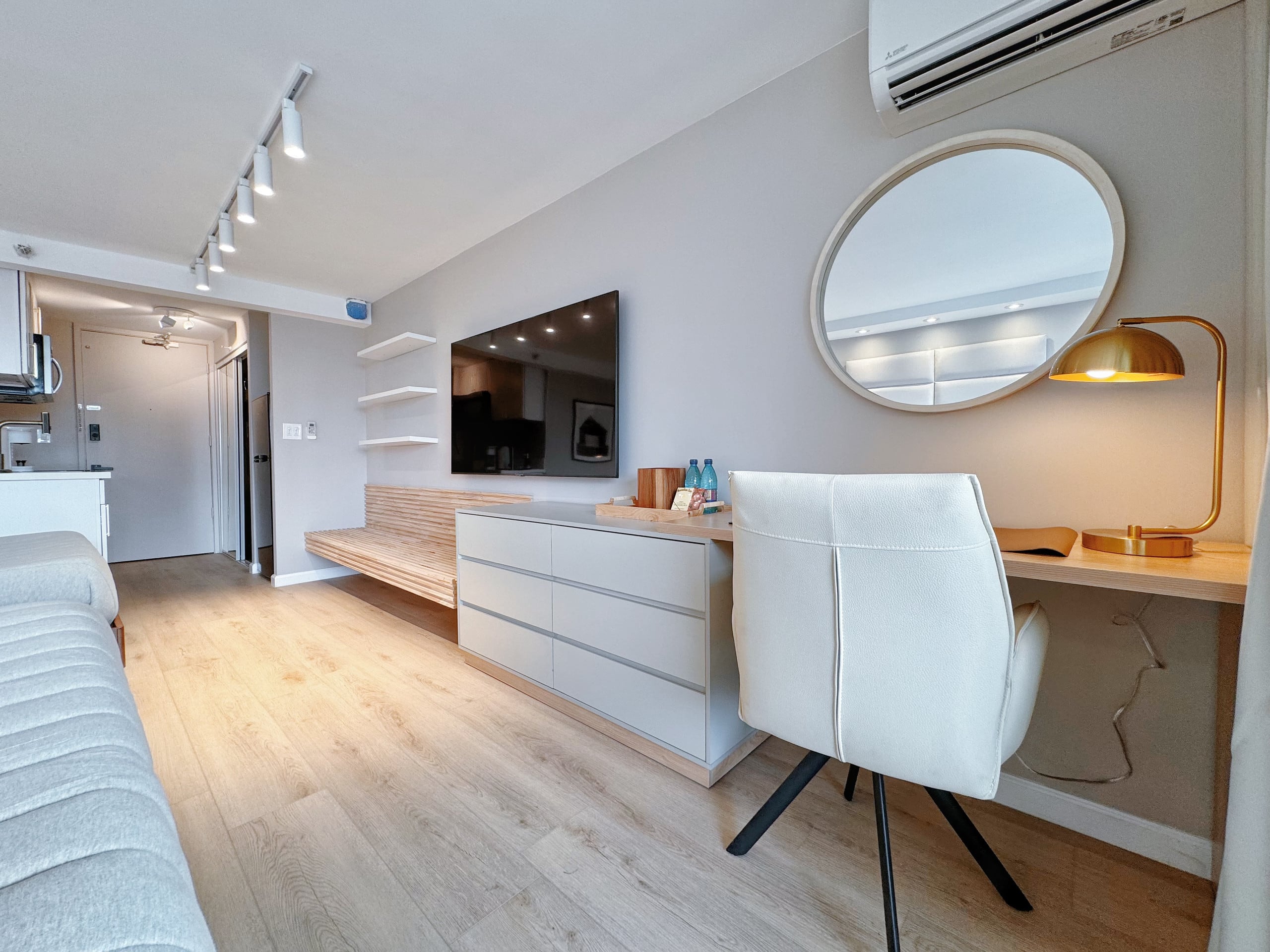 28F-Upscale Chic Studio-Waikiki-Ocean&Canal View - Image 8