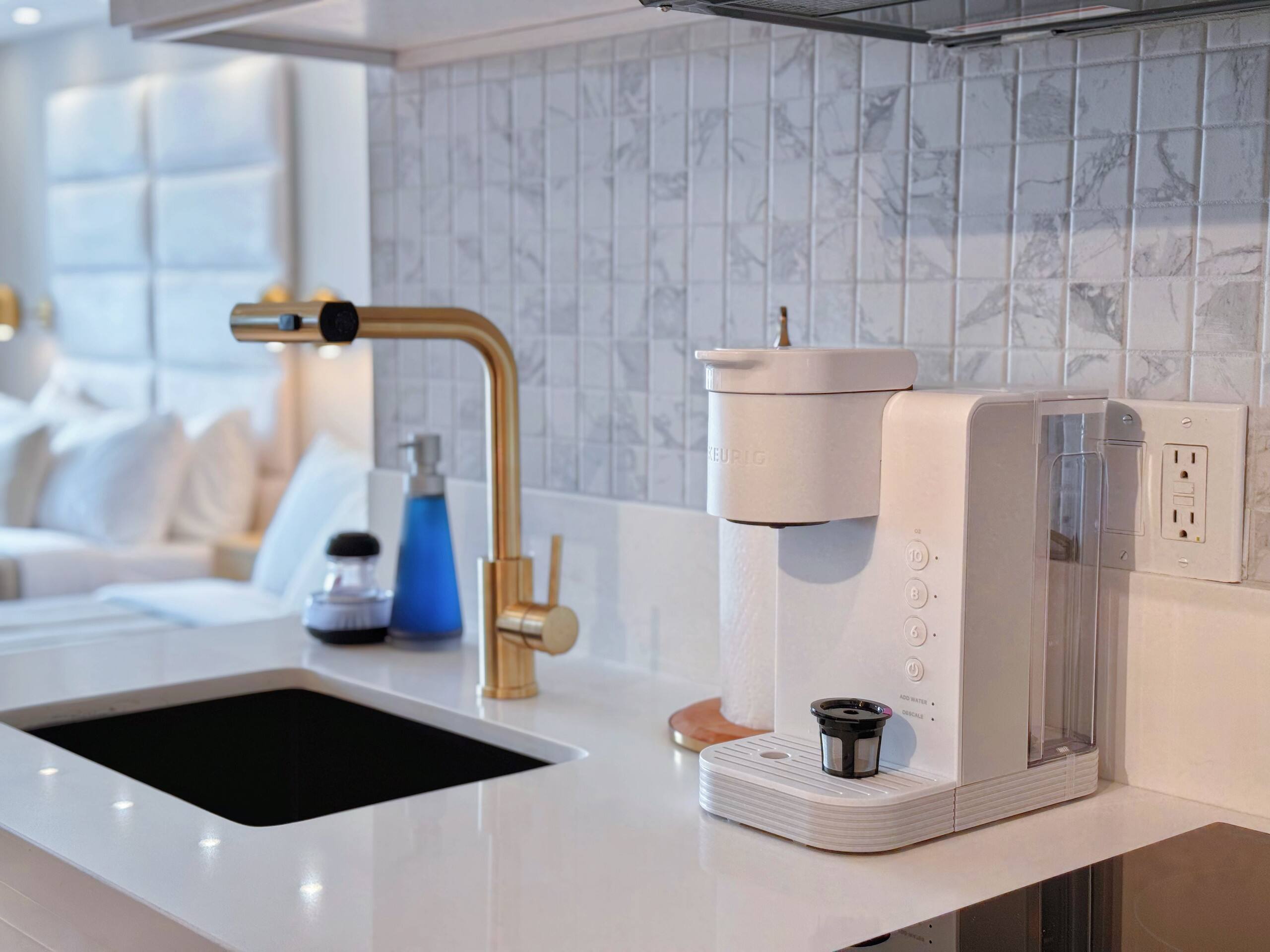 28F-Upscale Chic Studio-Waikiki-Ocean&Canal View - Image 18