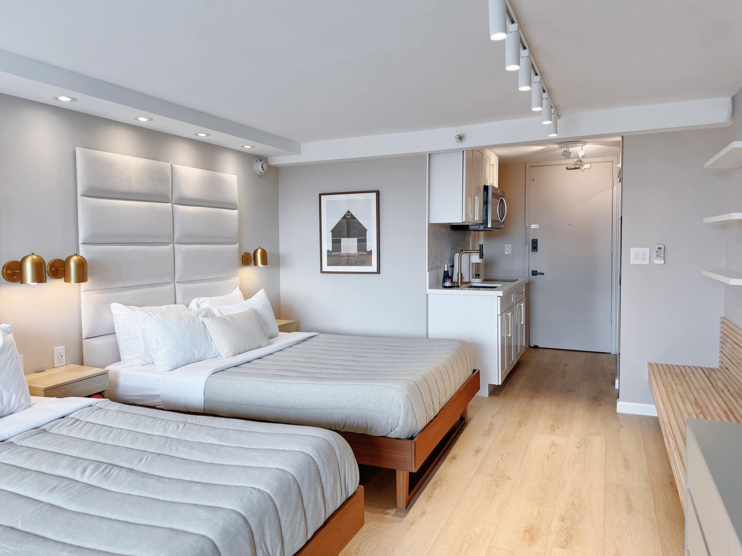 28F-Upscale Chic Studio-Waikiki-Ocean&Canal View - Image 10