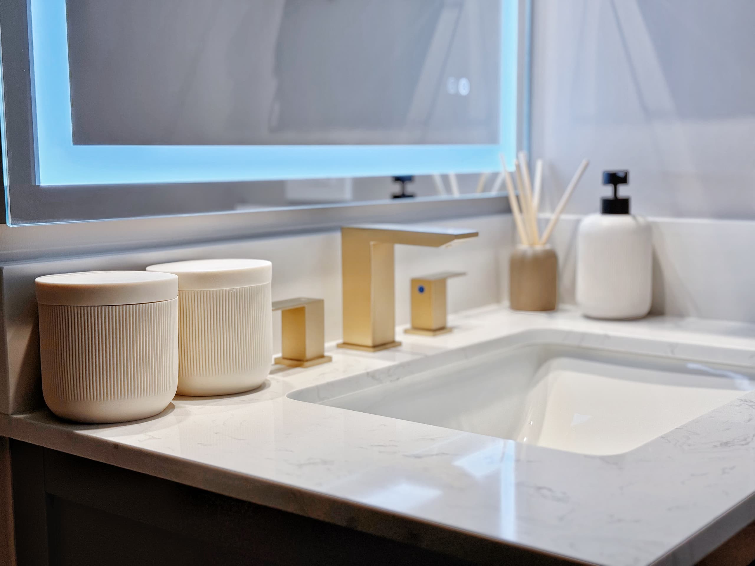 28F-Upscale Chic Studio-Waikiki-Ocean&Canal View - Image 29