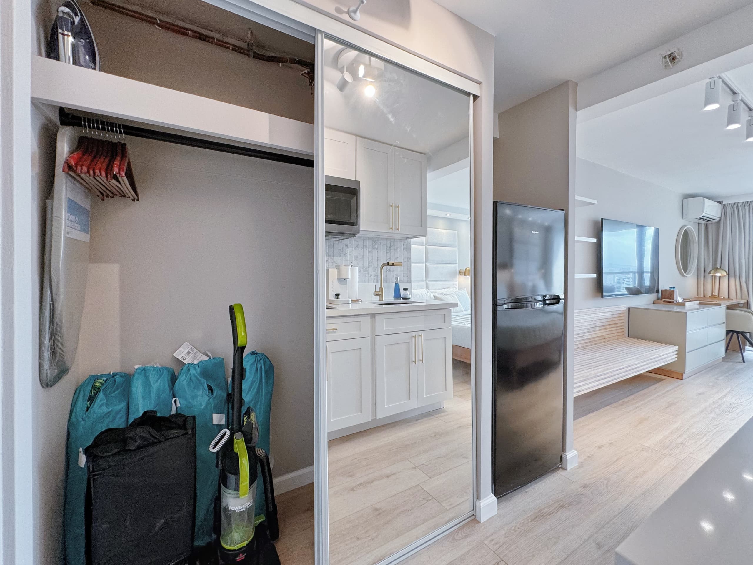 28F-Upscale Chic Studio-Waikiki-Ocean&Canal View - Image 19