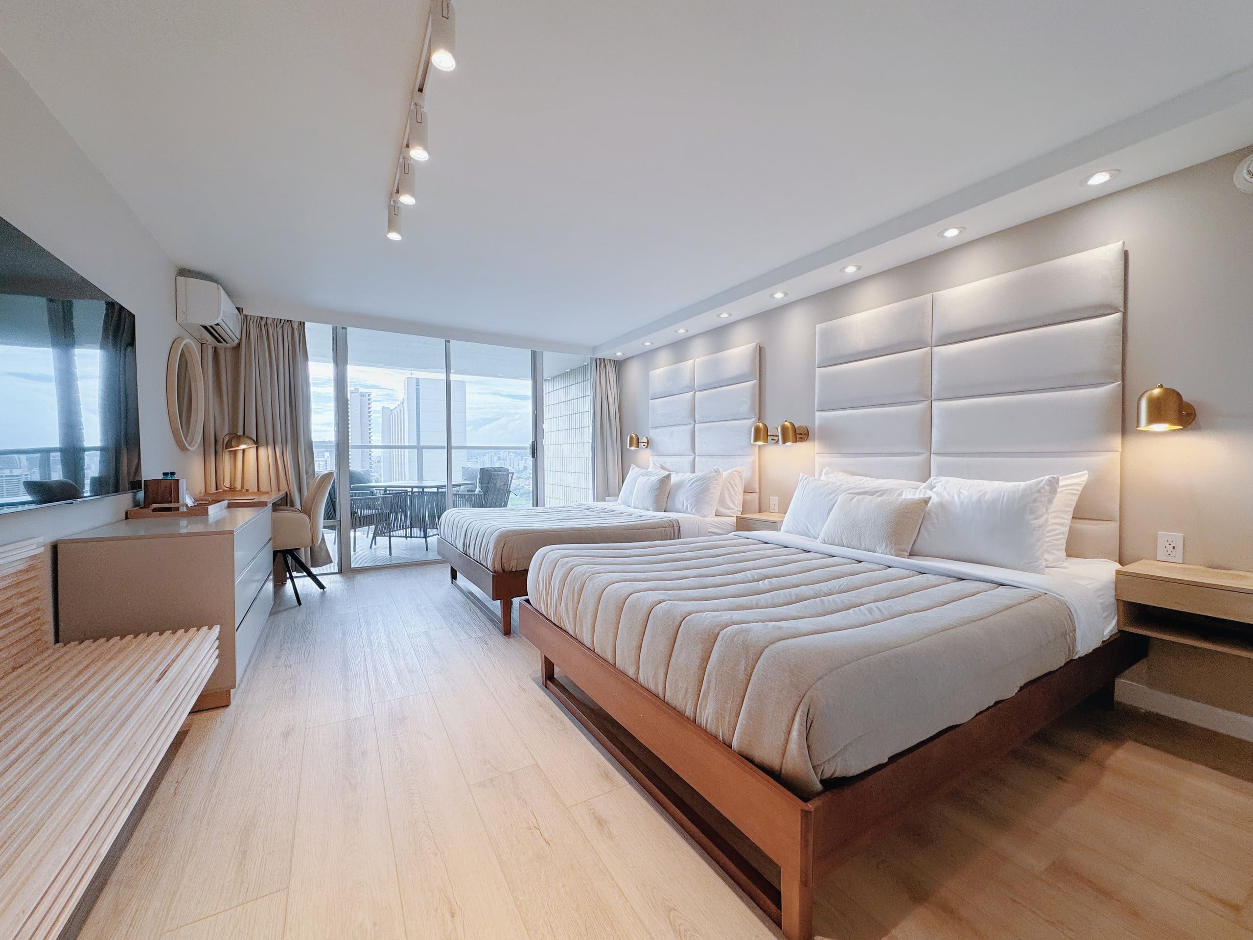 28F-Upscale Chic Studio-Waikiki-Ocean&Canal View - Image 1