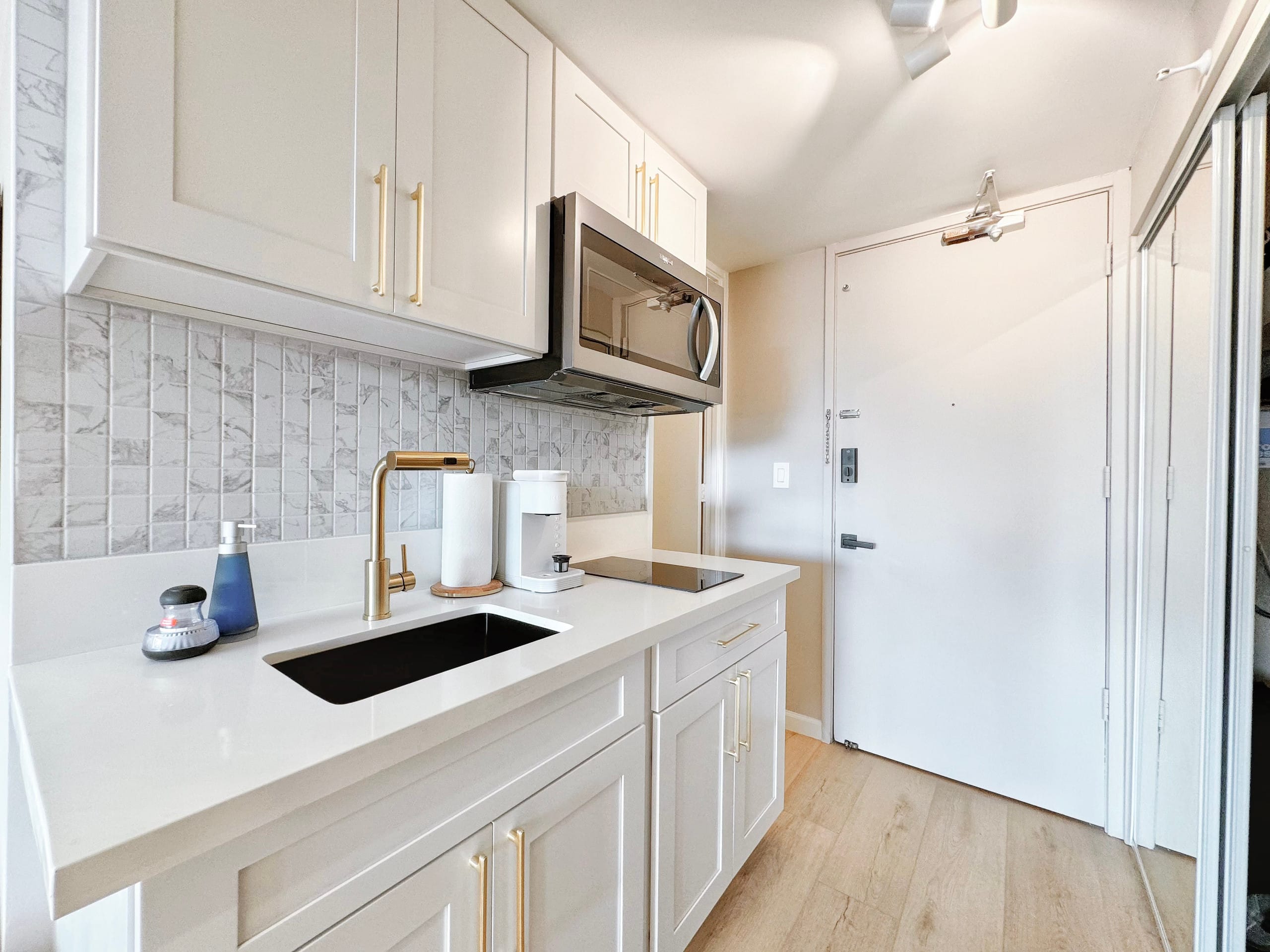 28F-Upscale Chic Studio-Waikiki-Ocean&Canal View - Image 16