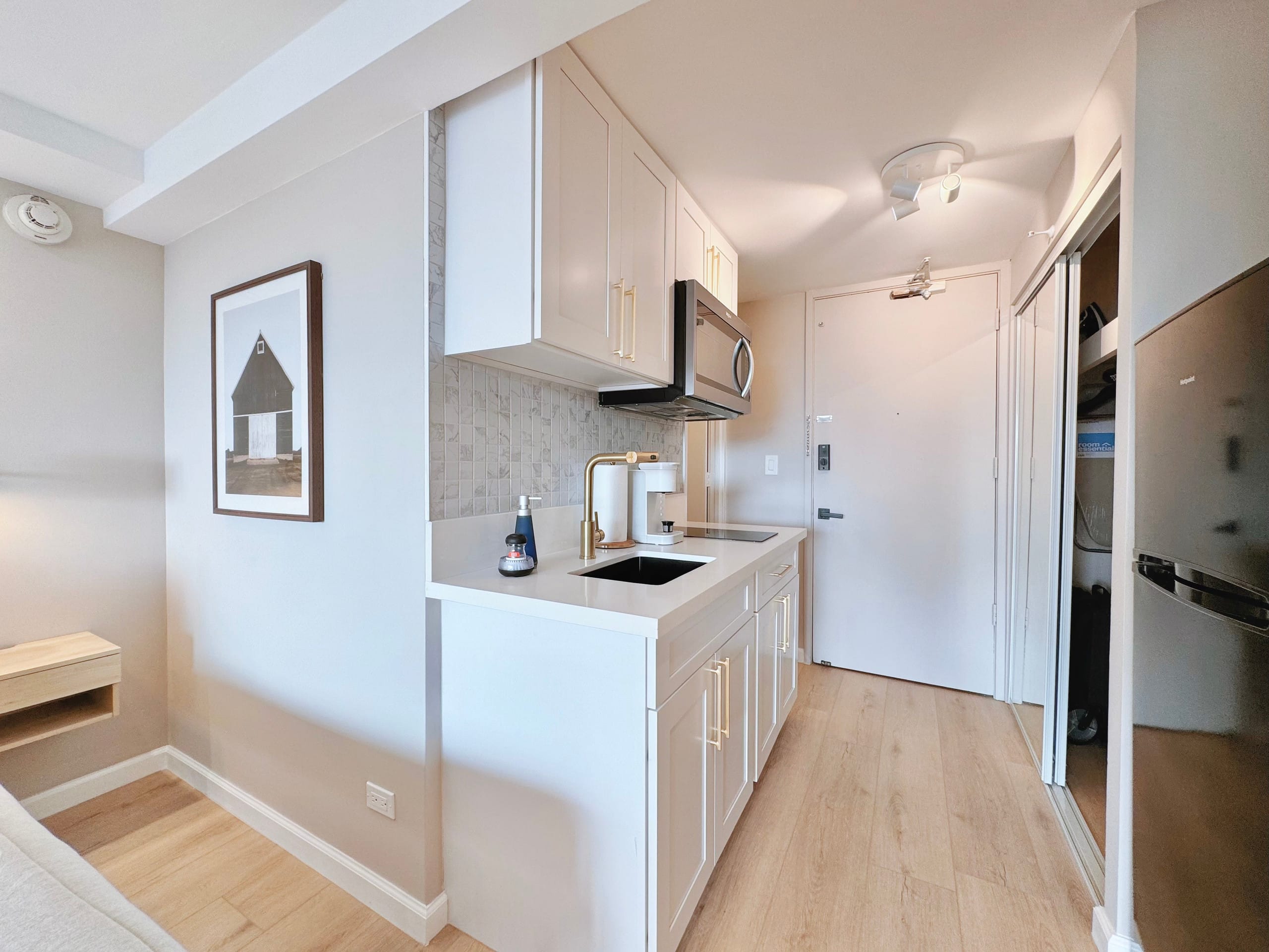 28F-Upscale Chic Studio-Waikiki-Ocean&Canal View - Image 15