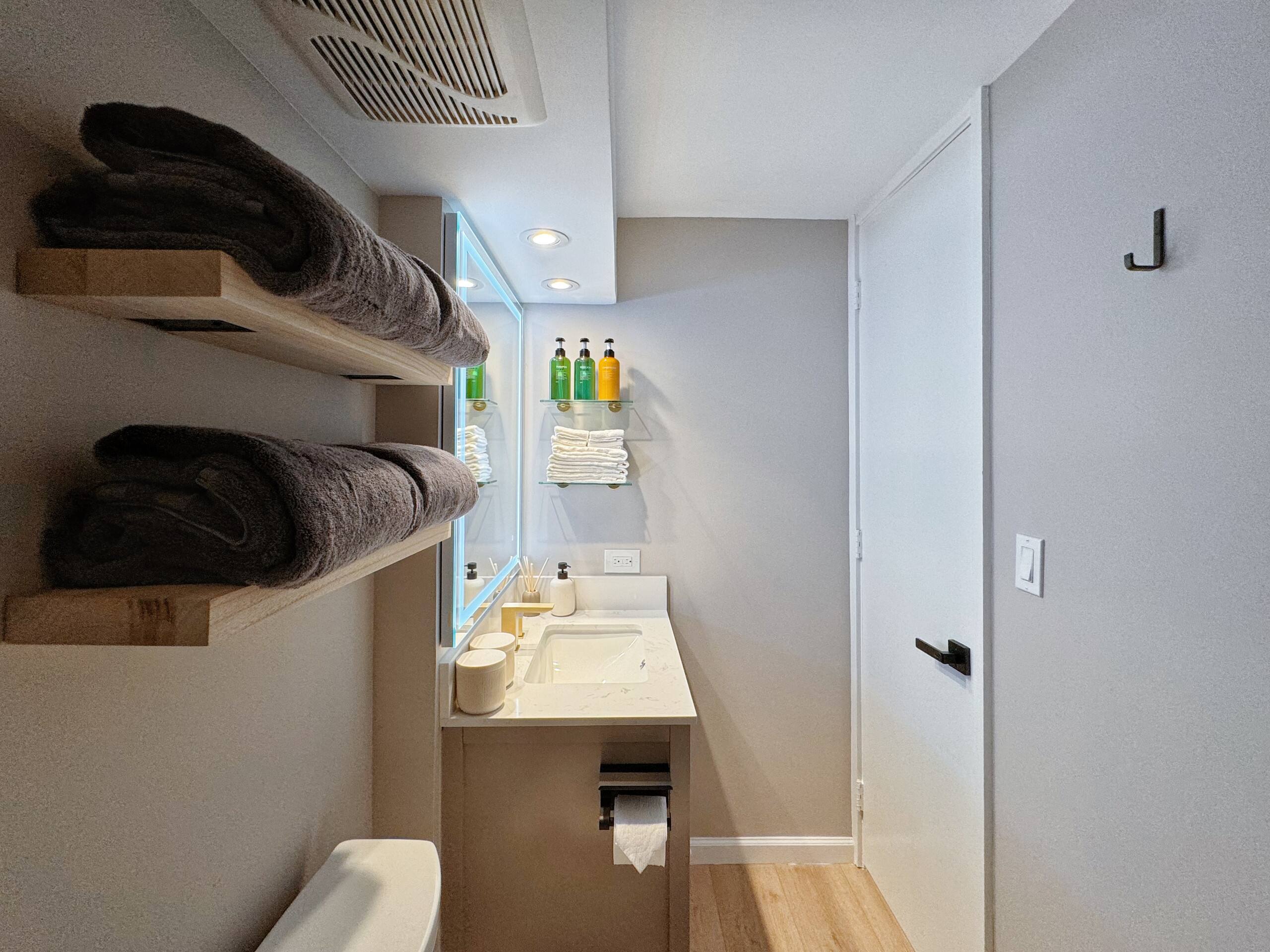 28F-Upscale Chic Studio-Waikiki-Ocean&Canal View - Image 26