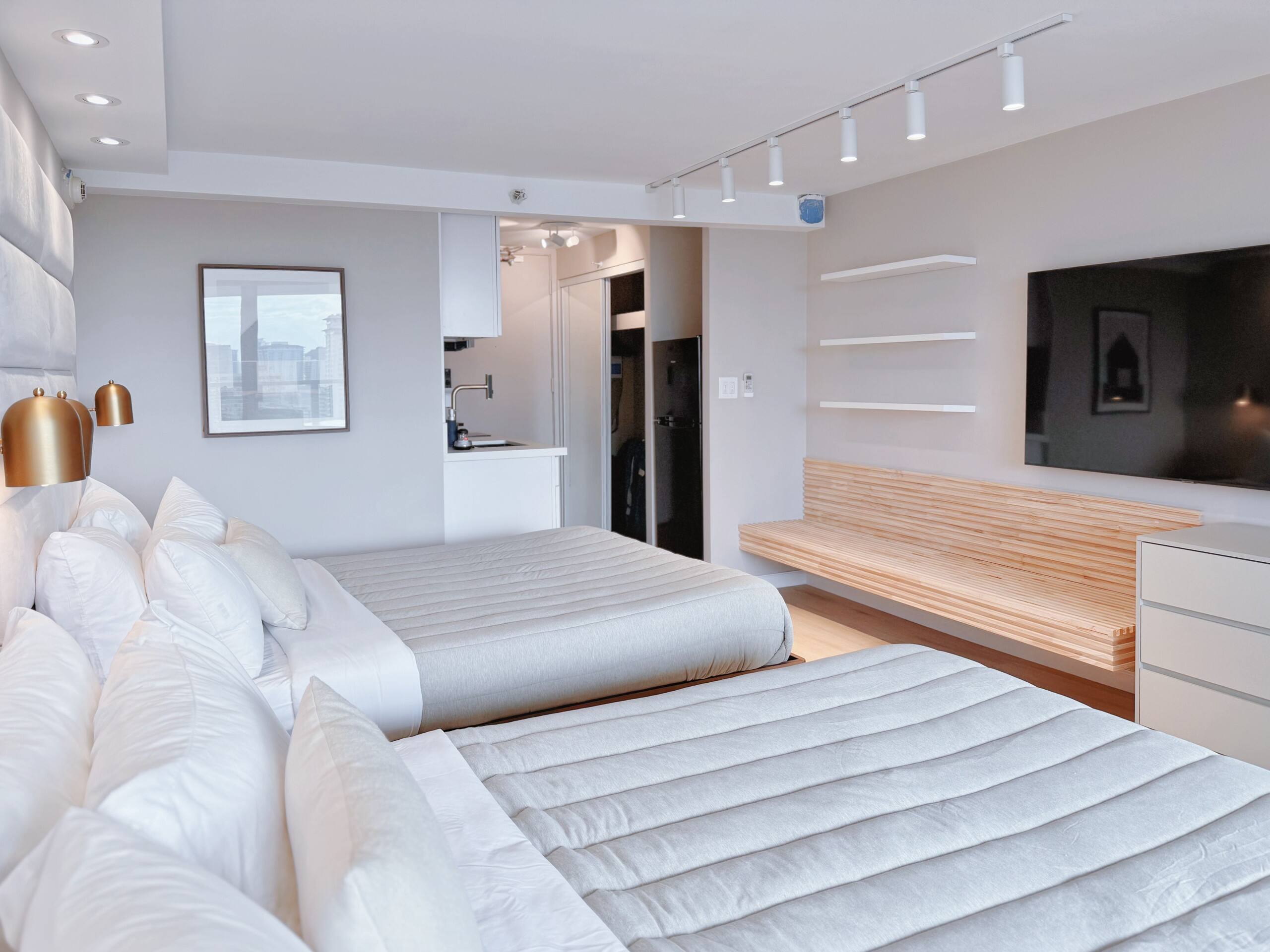 28F-Upscale Chic Studio-Waikiki-Ocean&Canal View - Image 11