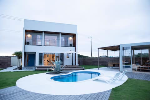 [Sea breeze spreading spacious luxury GARDEN] Luxury villa with pool/air-conditioned BBQ room