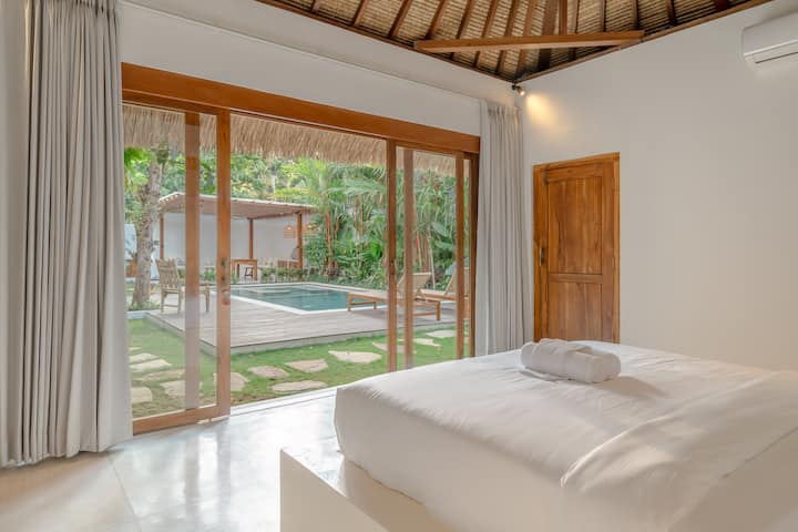 Chumba kikuu cha kulala chenye mwonekano wa eneo la Bwawa 