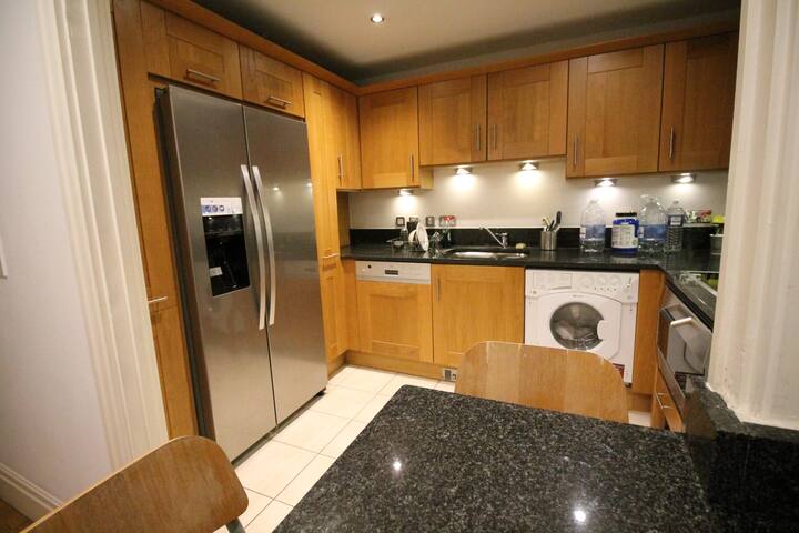 Aircon 2 dble bed flat, outdoor Terrace in Chelsea gallery image 5