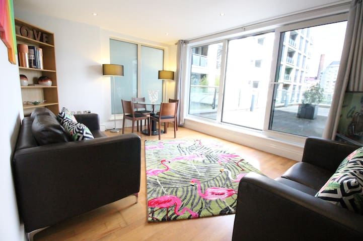 Modern Chelsea 2 double bed flat, outdoor Terrace