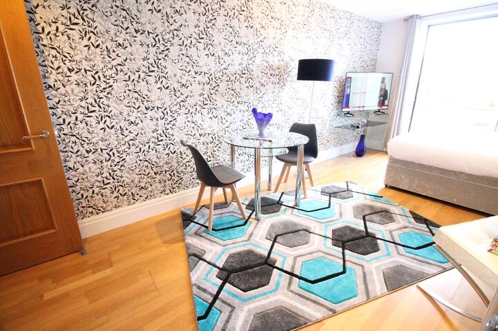 Aircon 2 dble bed flat, outdoor Terrace in Chelsea gallery image 3