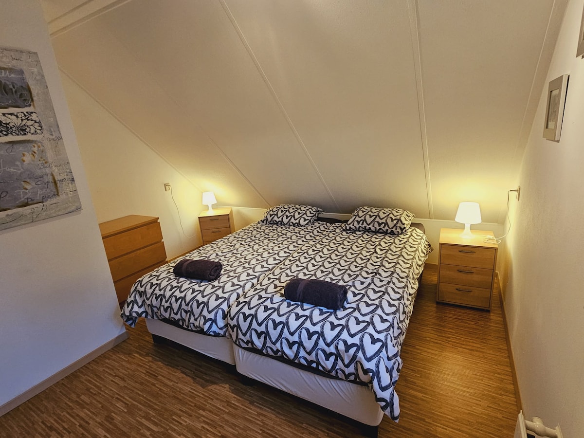 slaapkamer met 2 x 1 pers bed.
