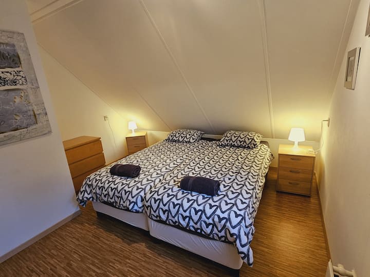 საძინებელი 2 × 1 ადამიანზე გათვლილი საწოლით.
