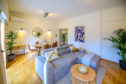Top Airbnb: 2BR 2BA Modern Family Stay | Walk to Acropolis! in ΚΟΥΚΑΚΙ