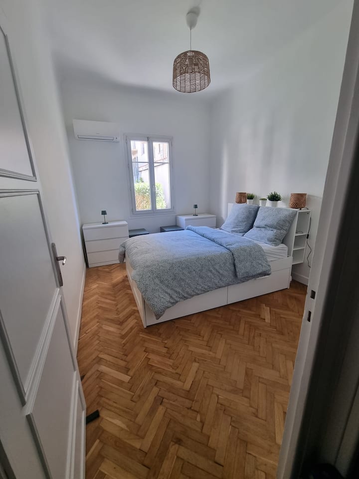 CHUMBA KIKUBWA CHA KULALA CHENYE NAFASI KUBWA 