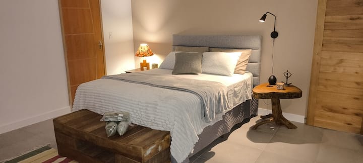 chumba cha starehe Queen kitanda, kioo, stendi, Alexa, kiyoyozi, Wi-Fi, mnara wa chaja ya simu ya mkononi, mashuka 