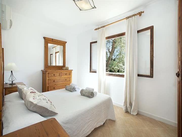Planta baja: 1 cama doble, aire acondicionado
Baño: con bañera/ducha
