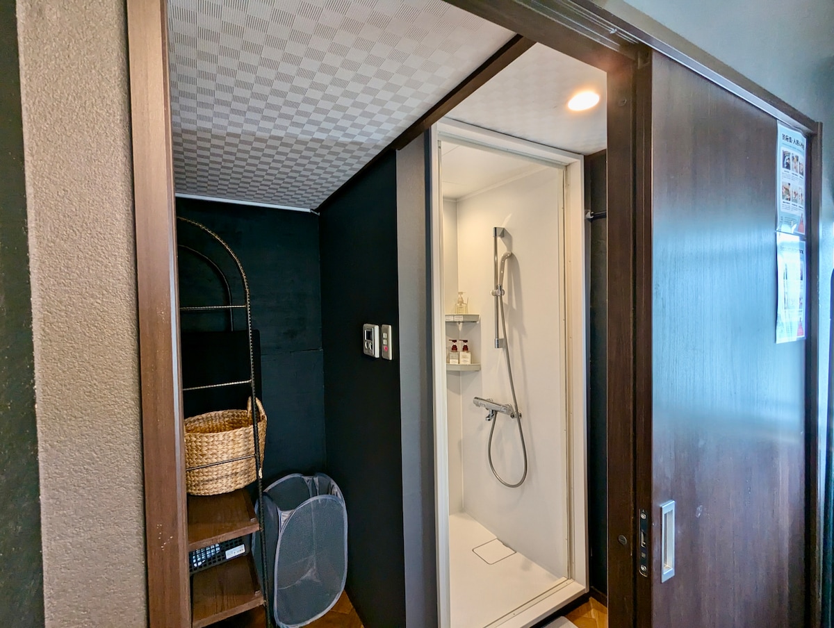 シャワーブース1台と脱衣所が宿内にあります。バスタブ（湯船）はありませんが、すぐ隣にローカル温泉があります。