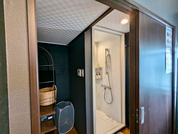 シャワーブース1台と脱衣所が宿内にあります。バスタブ（湯船）はありませんが、すぐ隣にローカル温泉があります。