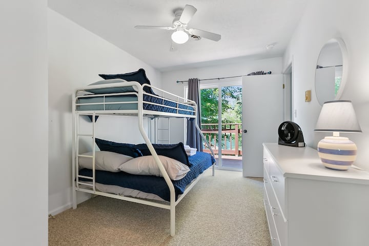 Dormitorio 5 en la planta superior con literas, colchones completos y de dos camas individuales. 
