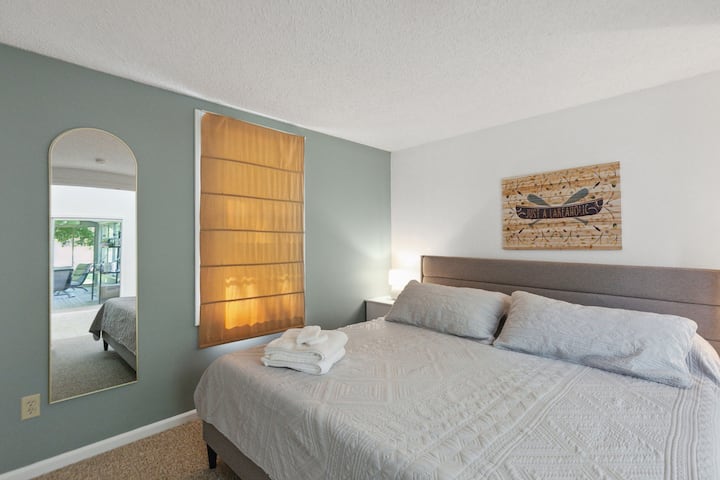 Dormitorio 1 con cama tamaño king y TV inteligente.