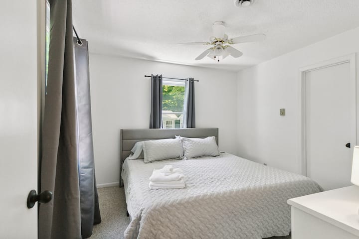 Dormitorio 4 en la planta superior con cama de tamaño king, baño privado y televisor inteligente.