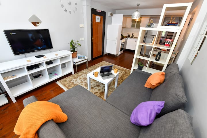 Nuestra cómoda sala de estar, el comedor y el acogedor rincón de la televisión crean el entorno perfecto para relajarte y disfrutar de tu tiempo en casa.