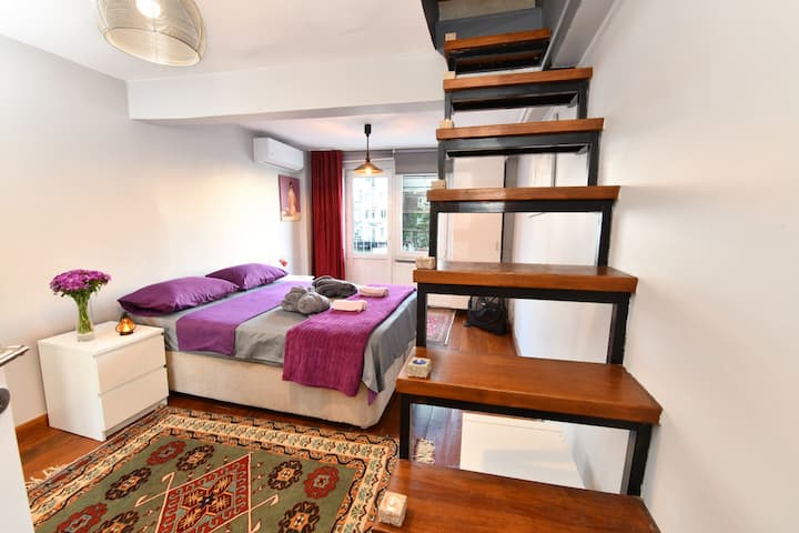 Nuestras cortinas opacas para una noche de sueño perfecta. Cama nueva, sábanas 100 % de algodón y toallas suaves y mullidas.