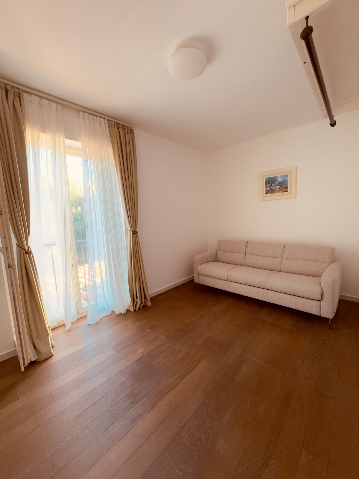 Მეორე საძინებელში არის დივანი გამოსაწევი მექანიზმით