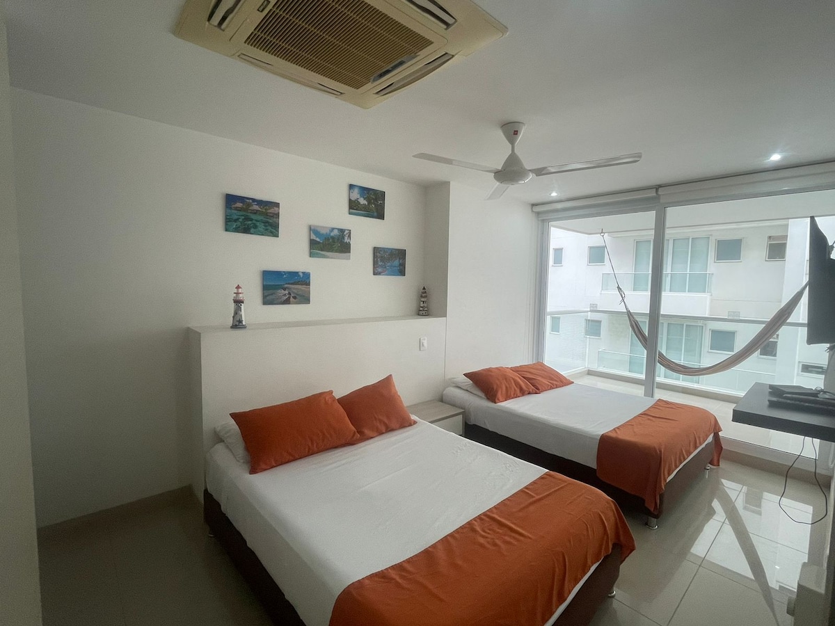 Habitación 2 con 2 camas dobles, baño privado,  closet, salida directa a terraza, TV , aire acondicionado y ventilador de techo