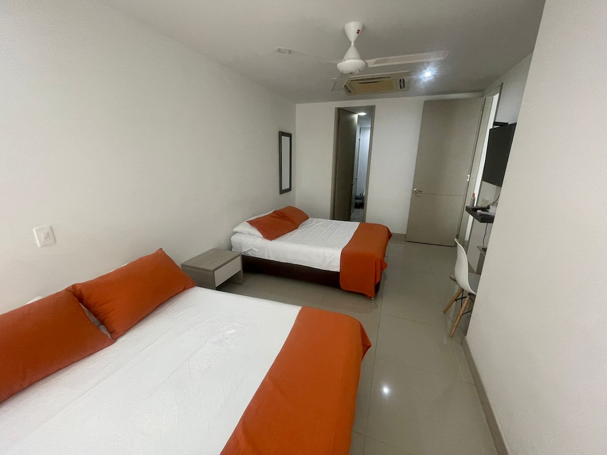 Habitación 1 con 2 camas dobles, baño privado,  walking closet, salida directa a terraza, TV , aire acondicionado y ventilador de techo