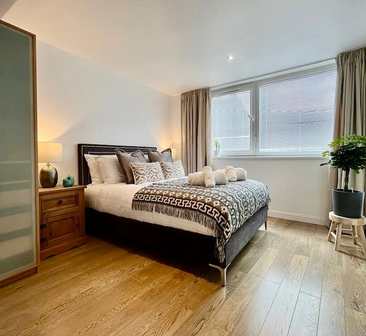 Modern Flat Overlooking High St - Andover