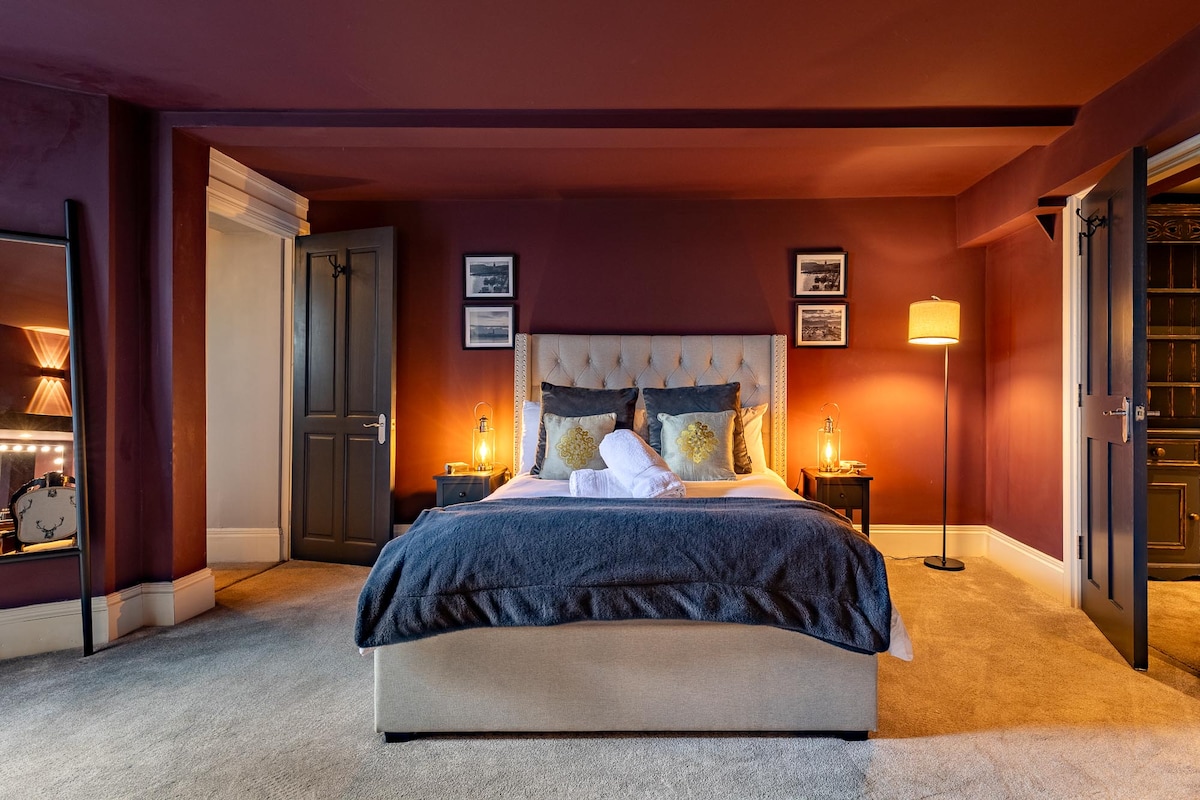 חדר שינה בוטיק עם ארון בגדים גדול וחדר רחצה צמוד גדול מאוד