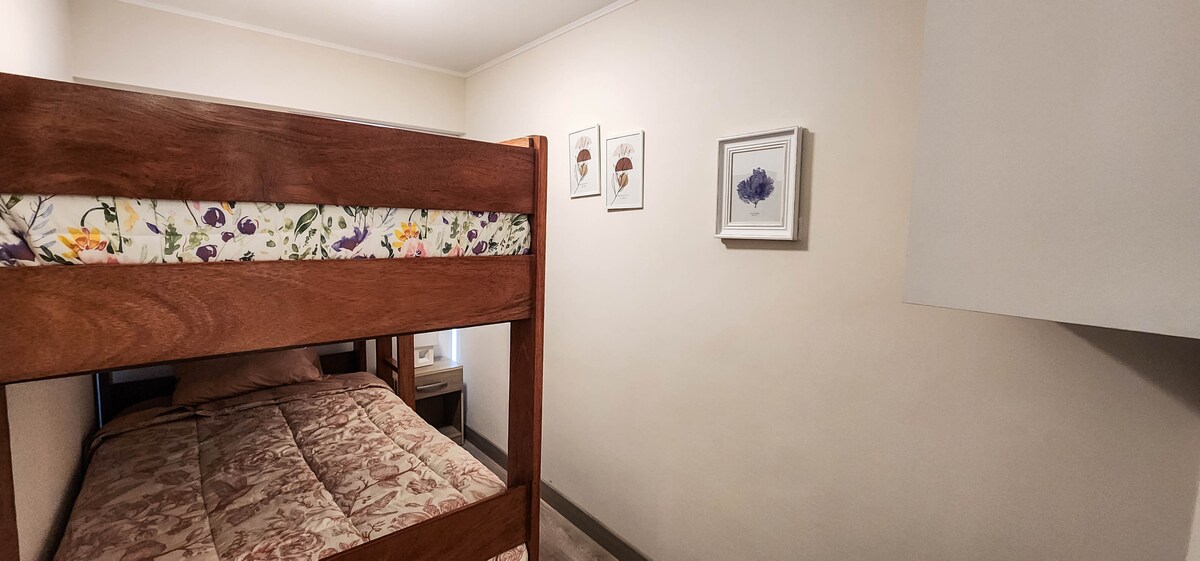 Chumba cha tatu kina kitanda kizuri sana cha ghorofa.