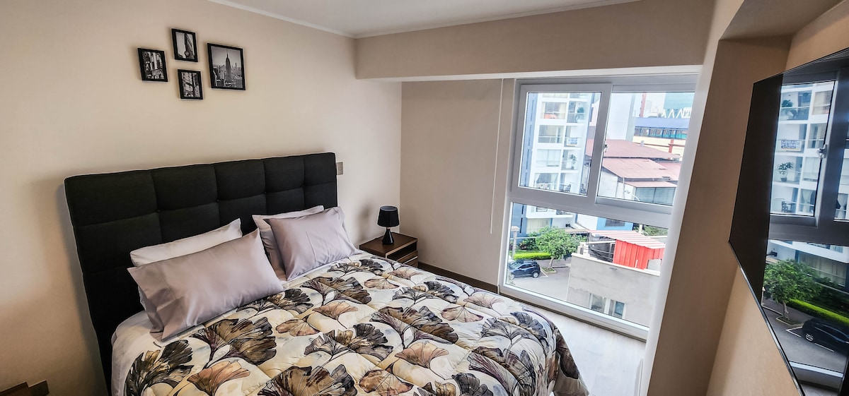 Katika chumba kikuu unaweza kufurahia mapumziko mazuri katika kitanda cha malkia karibu na Televisheni mahiri. Ina bafu lake kamili na kabati la kutembea.