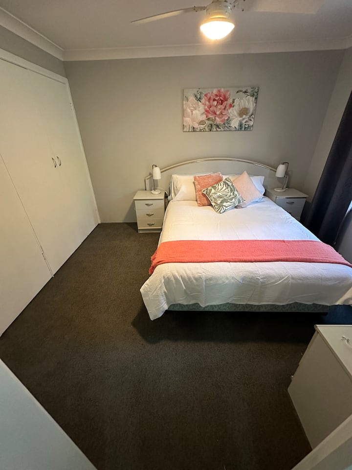 Het biedt een  ruim toevluchtsoord met een comfortabel queensize bed met zacht beddengoed. Natuurlijk licht  door grote ramen, met de nadruk op de gezellige sfeer en smaakvolle inrichting, is er opslagruimte voorzien voor je bezittingen.